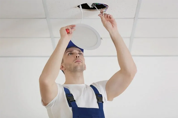 Hướng dẫn cách tháo đèn LED âm trần thạch cao đơn giản