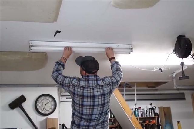 Hướng dẫn cách thay bóng đèn tuýp LED đơn giản tại nhà