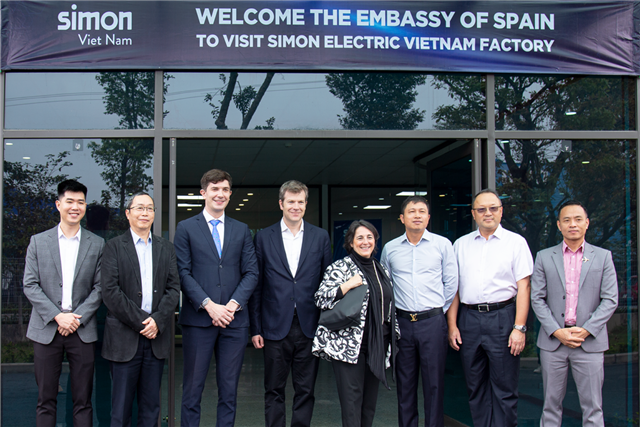 Đại sứ và Tham tán kinh tế Tây Ban Nha đánh giá cao nhà máy sản xuất sản phẩm của Roman