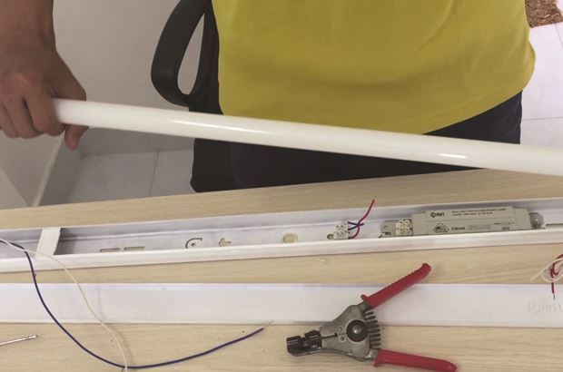 Hướng dẫn cách lắp đèn tuýp LED T8 vào máng đèn huỳnh quang 